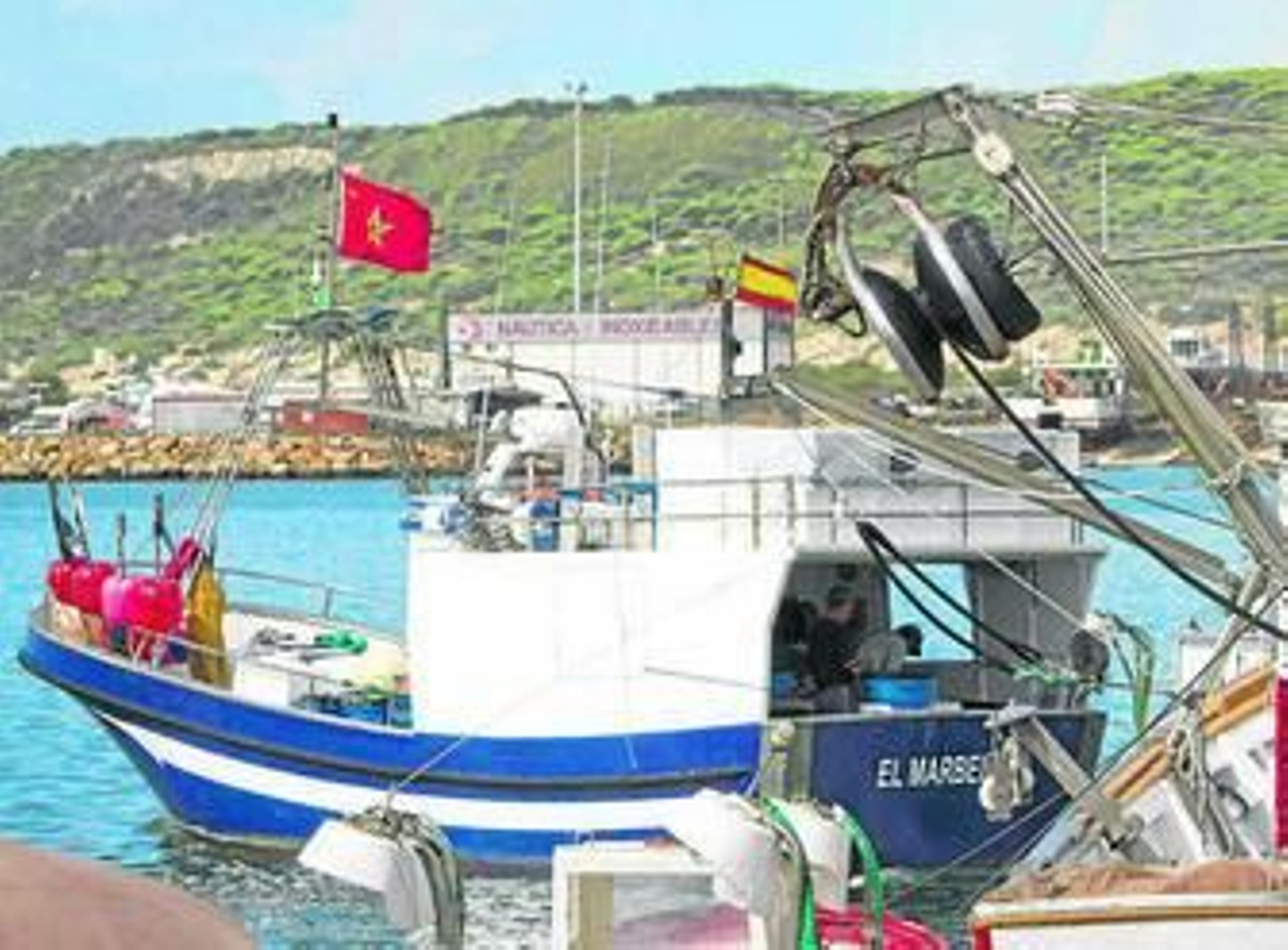 Imagen del pesquero con base en Algeciras 'El Marbella', ayer en Barbate tras atracar sin pesca.