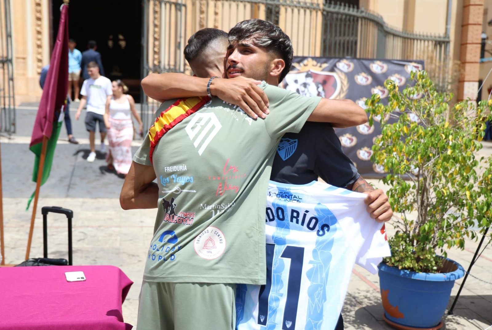 El Málaga regala una camiseta al boxeador Baldo 'El Flaco' Mira, que opta al títuro europeo