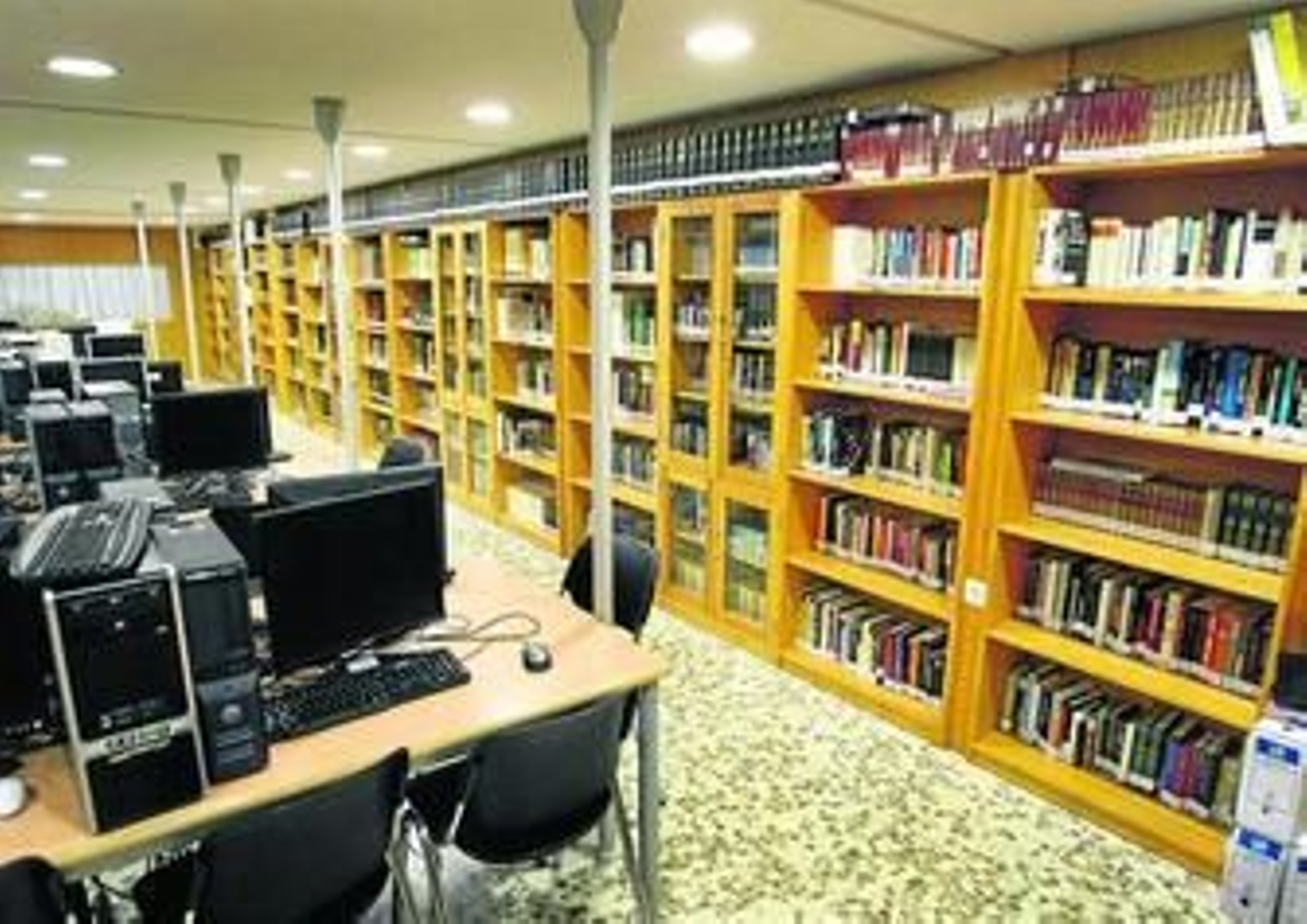 La cuidada biblioteca del colegio Argantonio comparte espacio con el aula de informática.