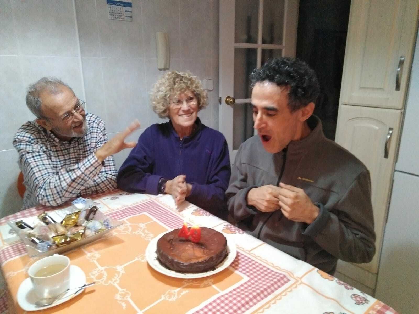 Fernando celebrando su cumpleaños con sus padres.