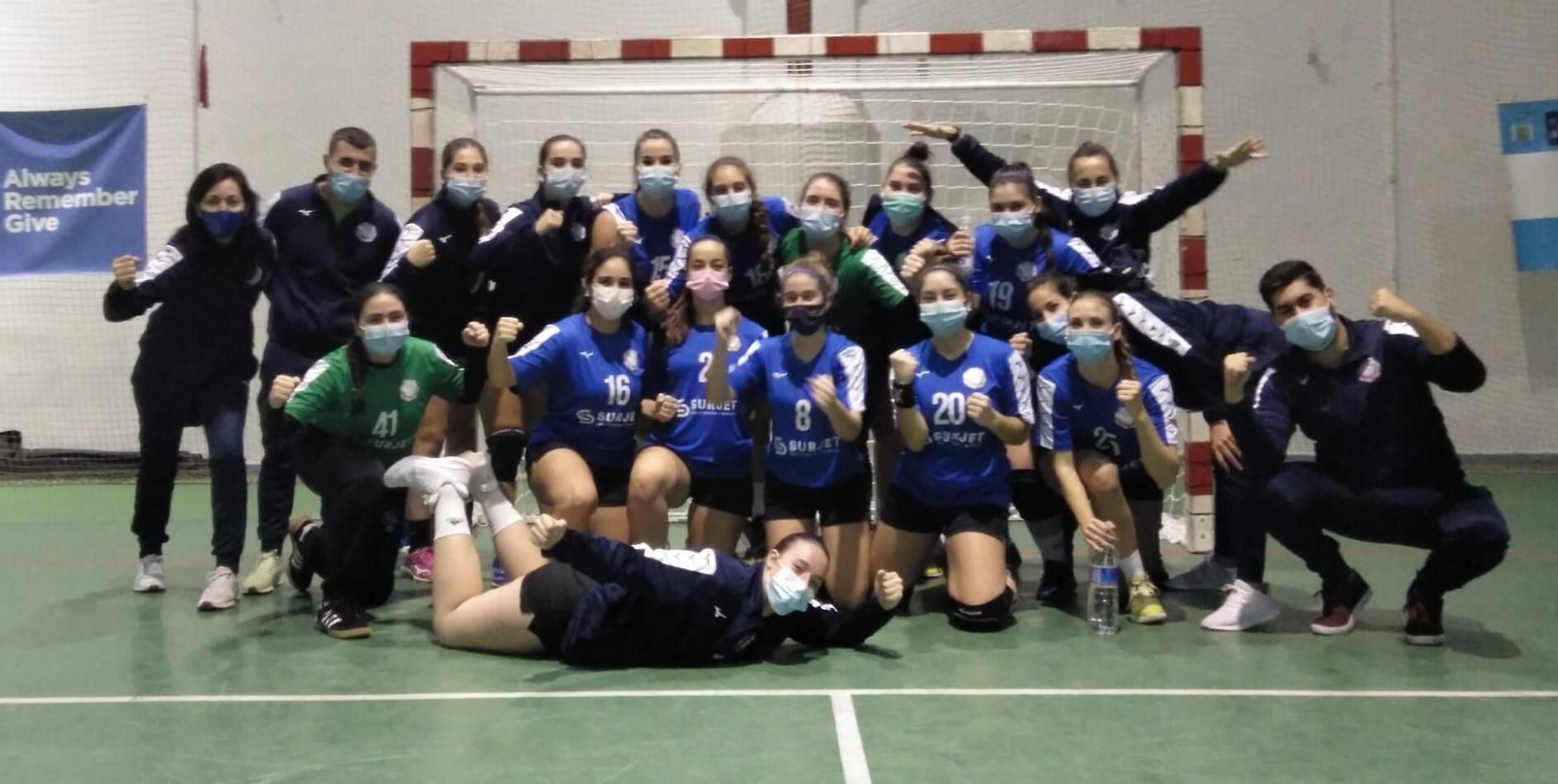 Las jugadoras del Surjet MB Montequinto celebran su triunfo en Sanlúcar.