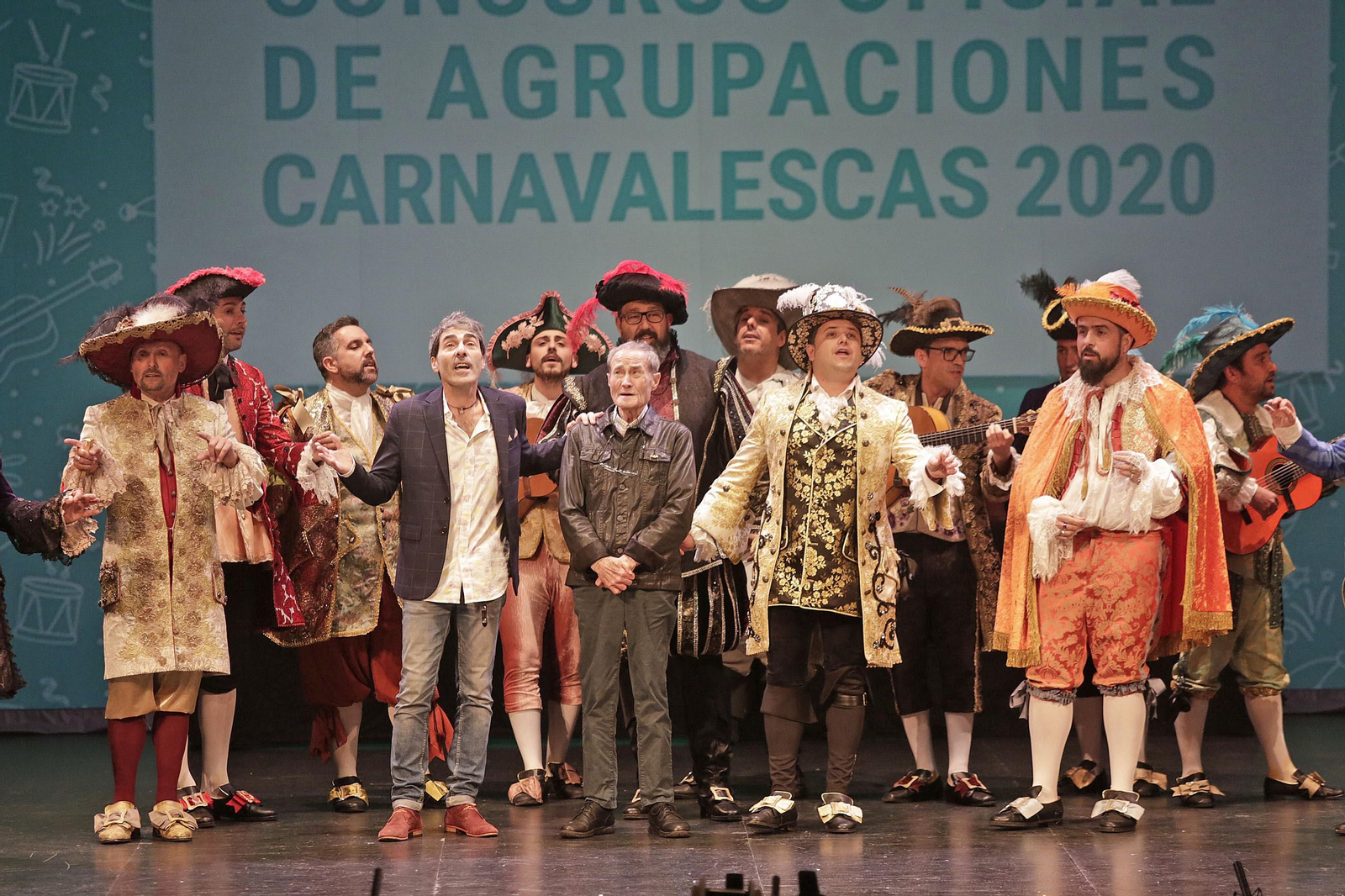 Imágenes de la entrega de los antifaces de oro en el Gran Teatro Falla