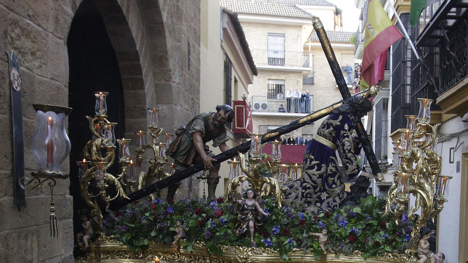 Jesús de las Tres Caídas saliendo de la Iglesia de San Isidoro.