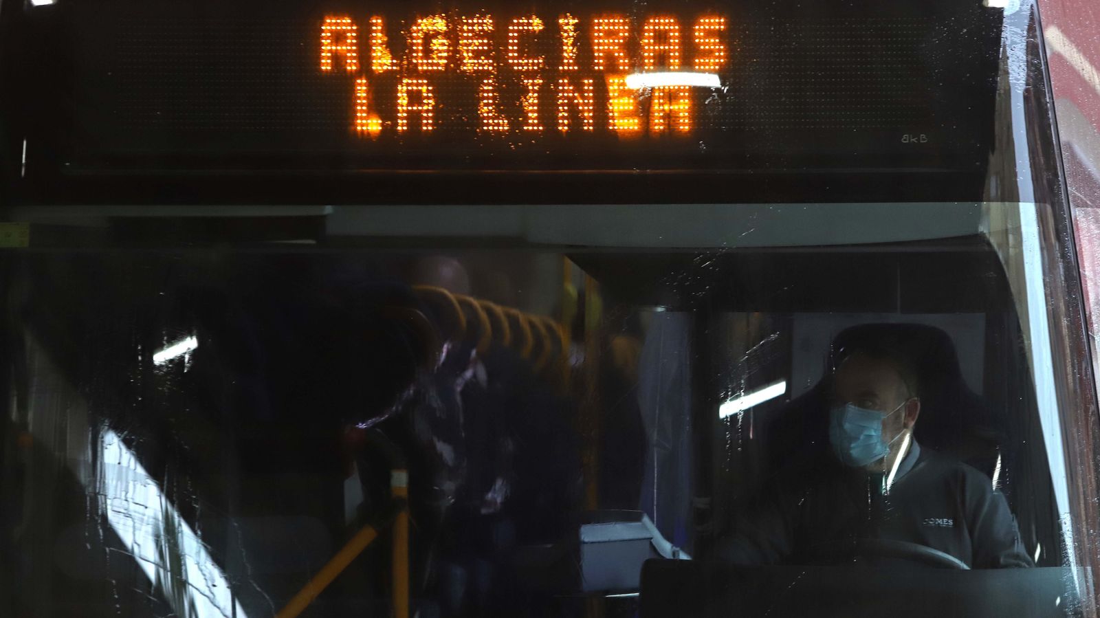 Reparto de mascarillas en las estaciones de autobús del Campo de Gibraltar