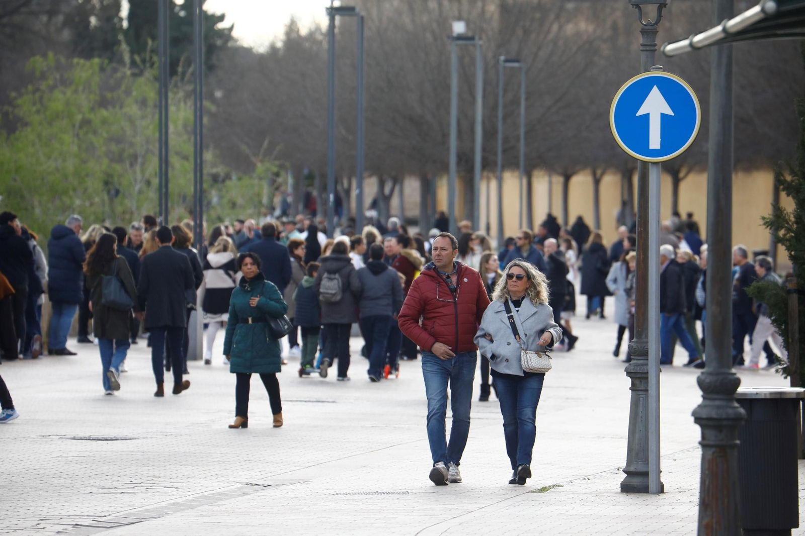 Los cordobeses se echan a la calle en un sábado soleado y sin lluvia, en imágenes