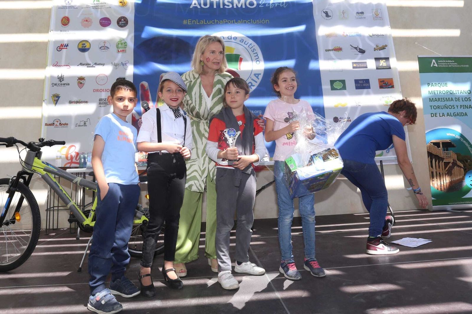 Lola Campos, con los ganadores del concurso por el Día Mundial del Autismo.