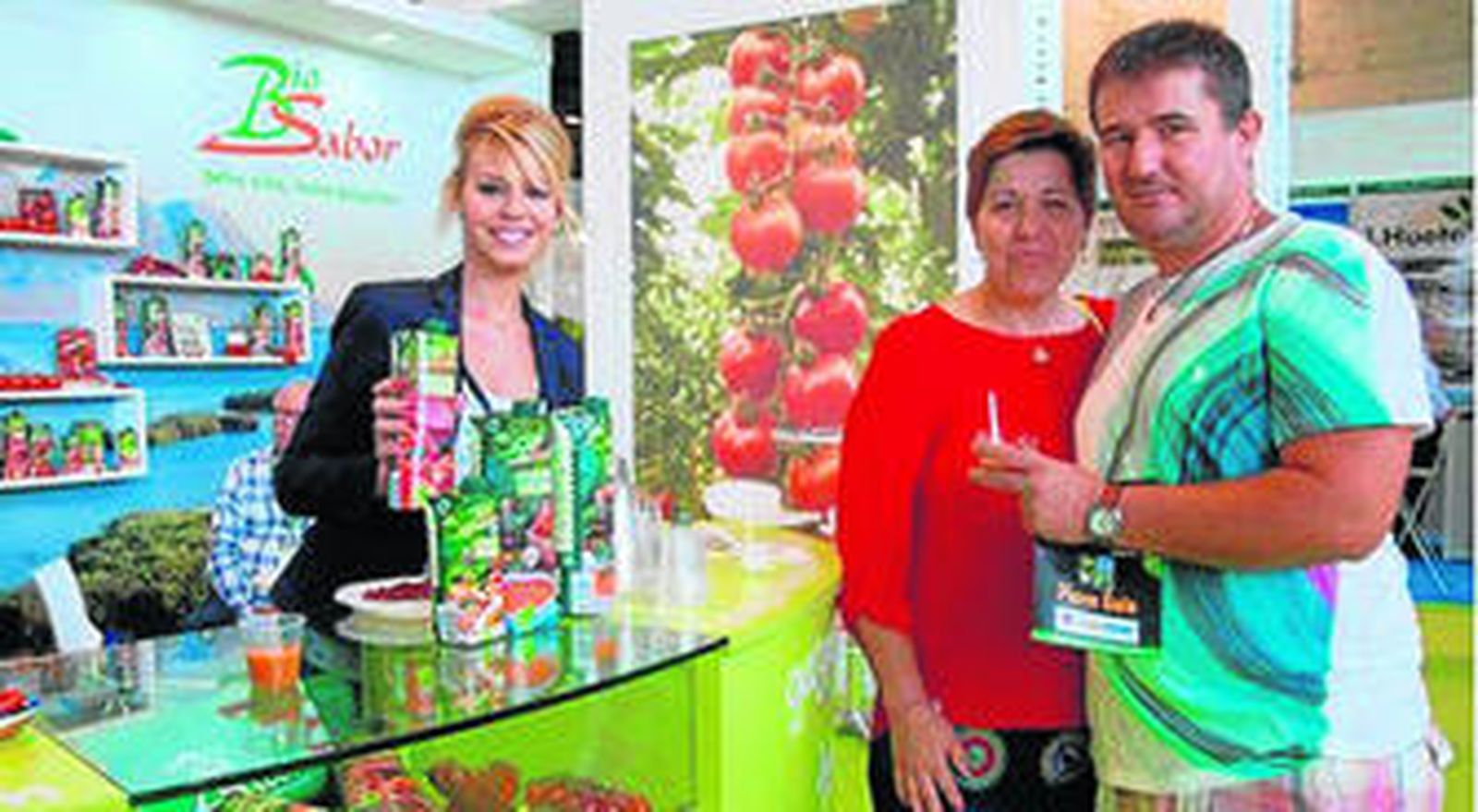 Unos clientes disfrutan en el stand de Biosabor en una de las ferias de este año.