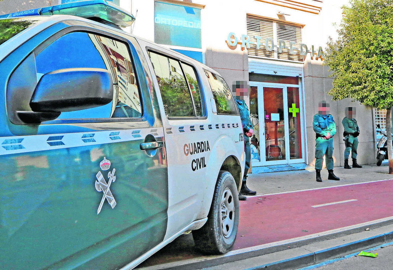 Imagen de agentes de la Guardia Civil en el desarrollo del registro de la ortopedia jerezana 'Índalo', en la calle Asta.
