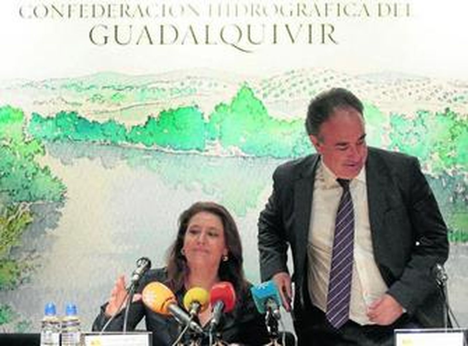 Carmen Crespo, delegada del Gobierno central, y Manuel Romero, presidente de la Confederación, ayer.