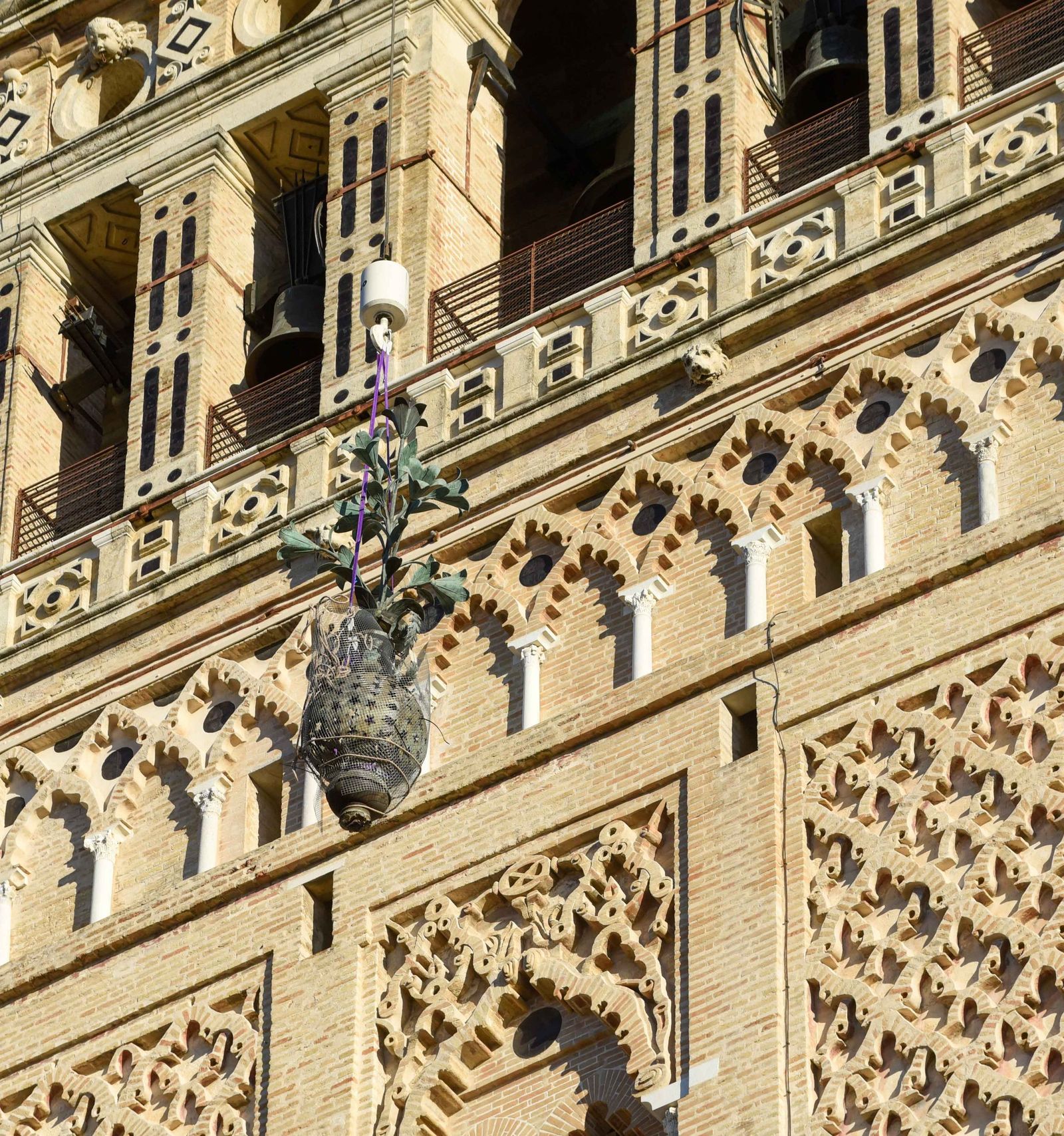 La retirada de las jarras de las azucenas de la Giralda, en imágenes