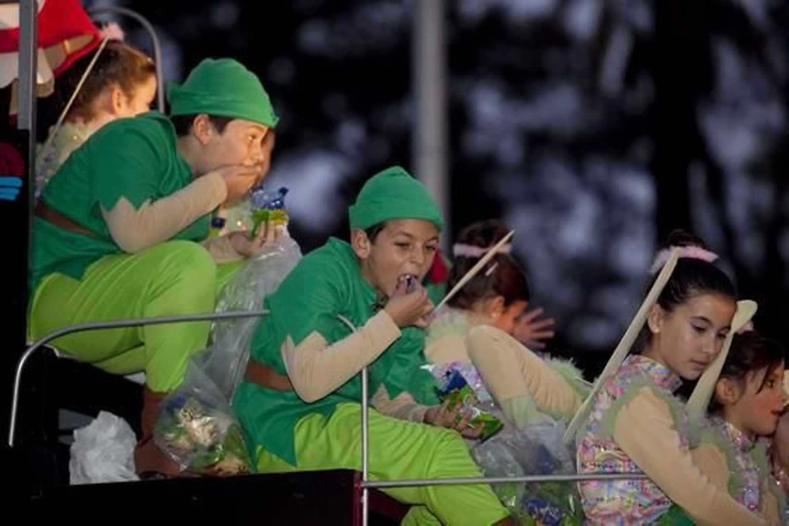 Algunos de los protagonistas de las carrozas aprovechaban los descansos para comer algunas de las golosinas que llevaban.

Foto: Jaime Martínez
