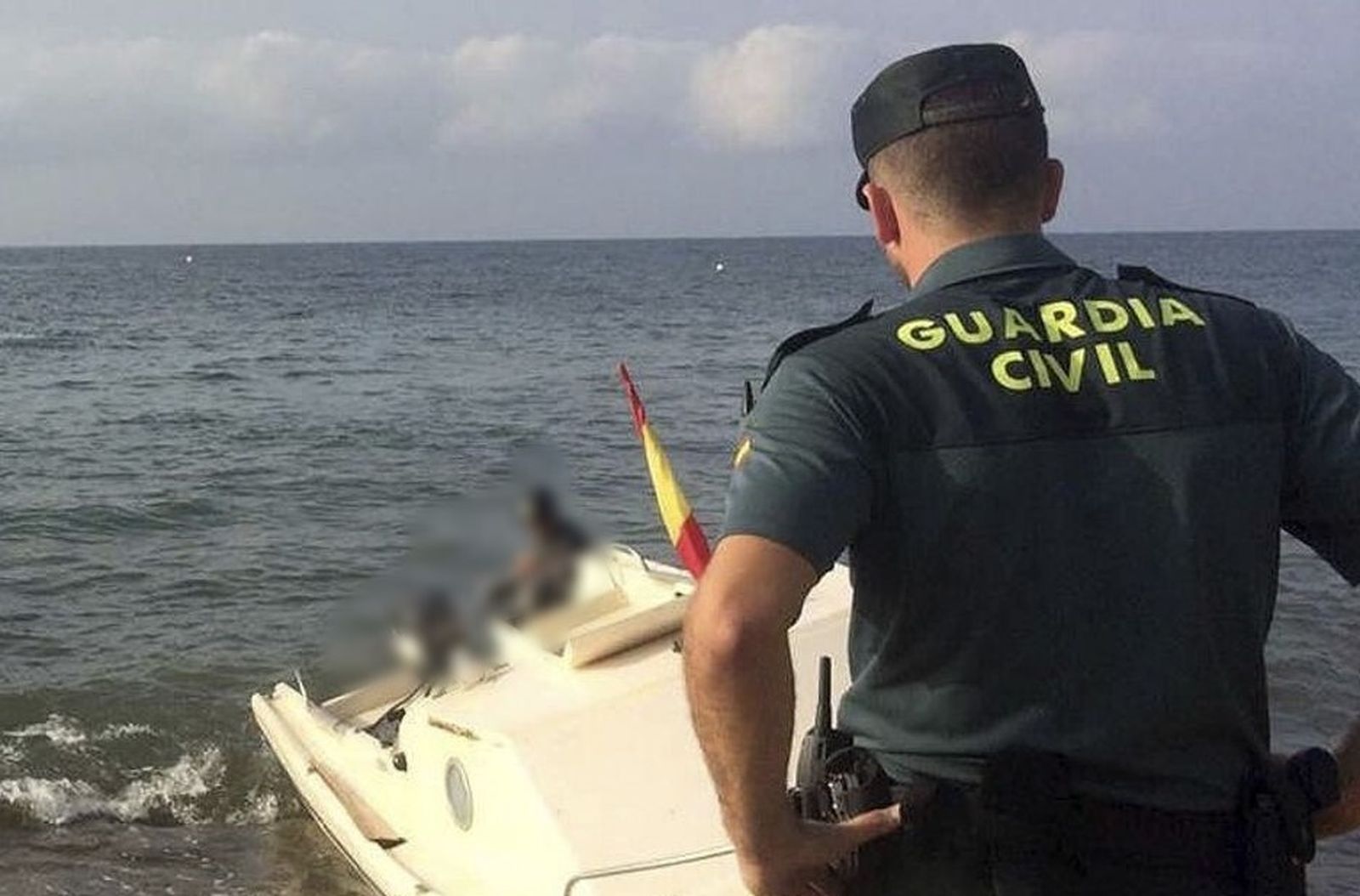 Un guardia civil en una actuación en la costa.