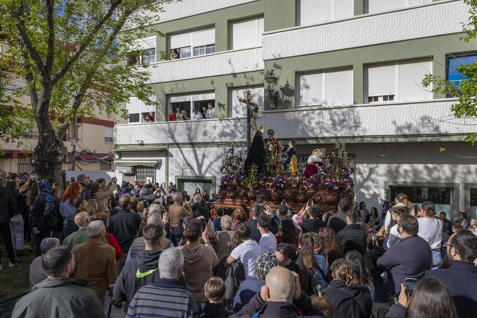 En imágenes, Vera Cruz también adelanta su salida y recorta su recorrido en el Miércoles Santo de la Semana Santa 2025 de San Fernando