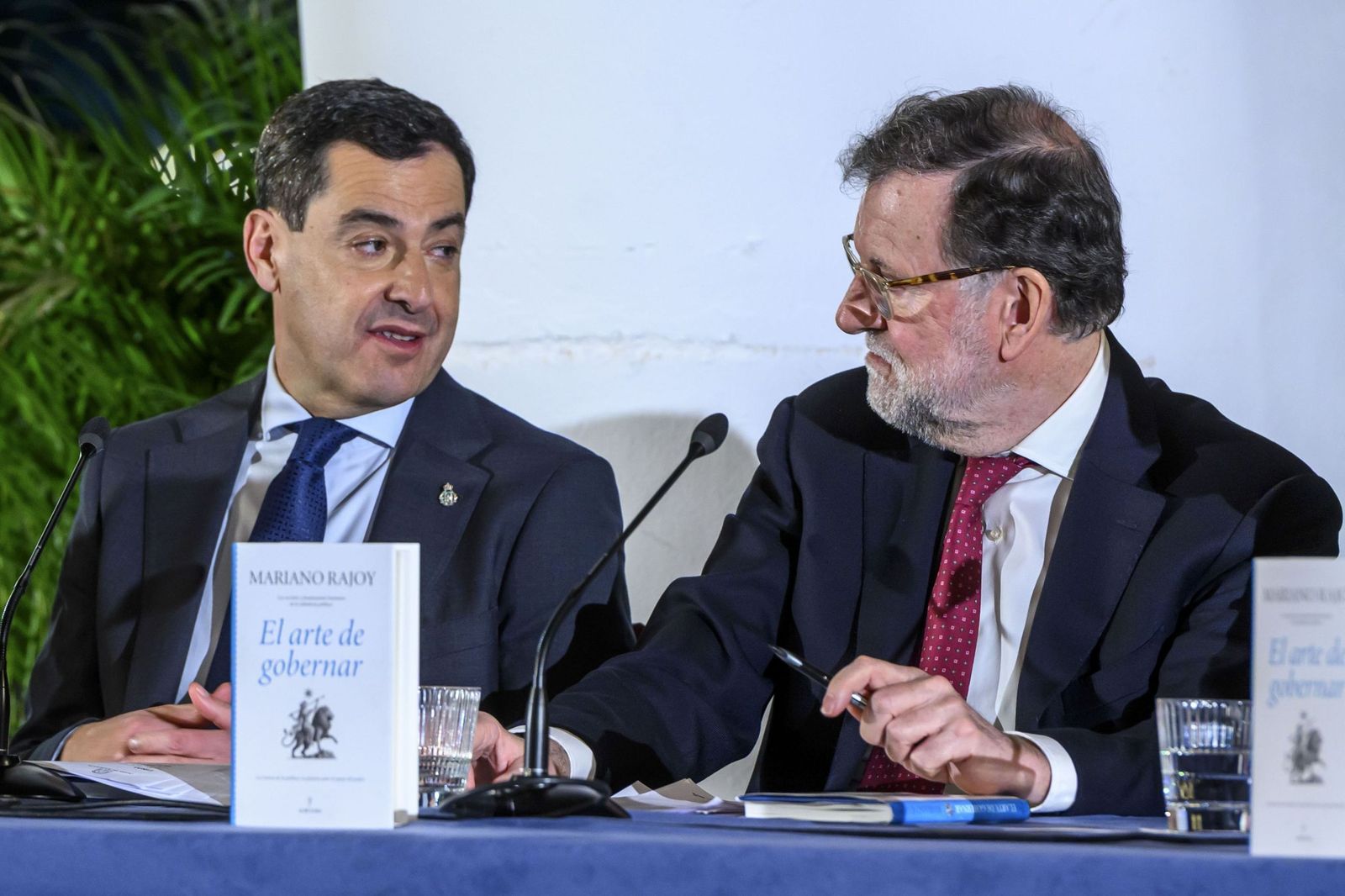 Juanma Moreno y Mariano Rajoy en la presentación del libro del ex presidente en Sevilla.