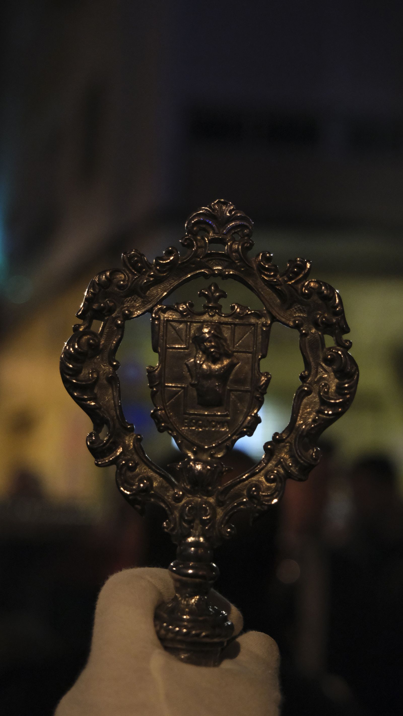 Procesión del Vía Crucis del Santo Cristo de la Escucha en Almería, en imágenes.