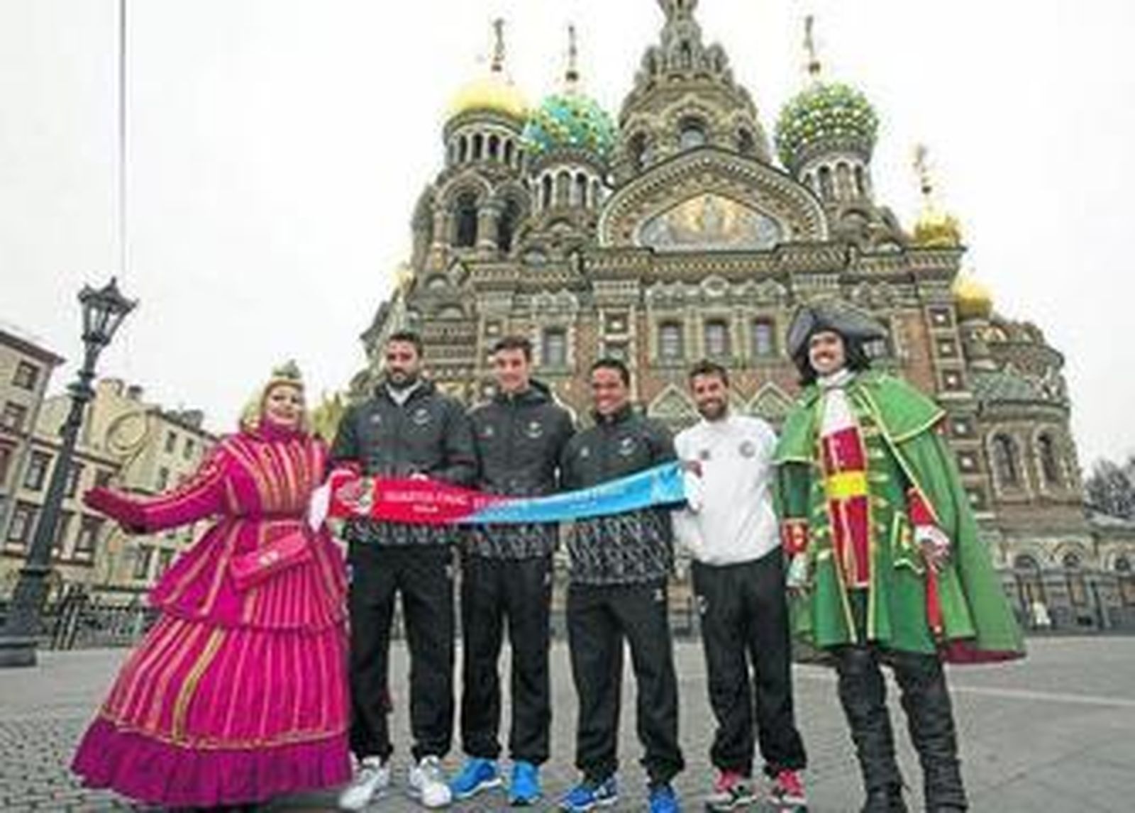 Los sevillistas Iborra, Sergio Rico, Bacca y Coke, de paseo ayer por la mañana en San Petersburgo.