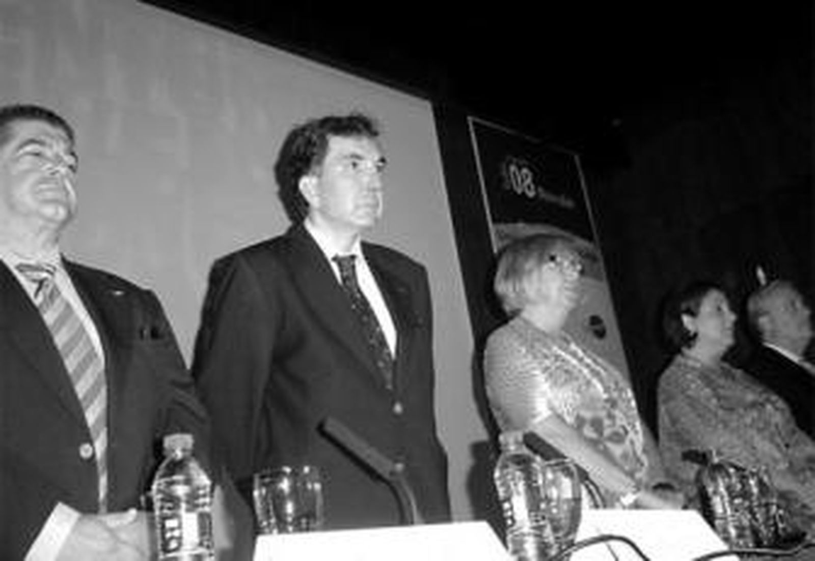 Antes de iniciarse el acto se guardó un minuto de silencio por las dos estudiantes fallecidas el jueves.