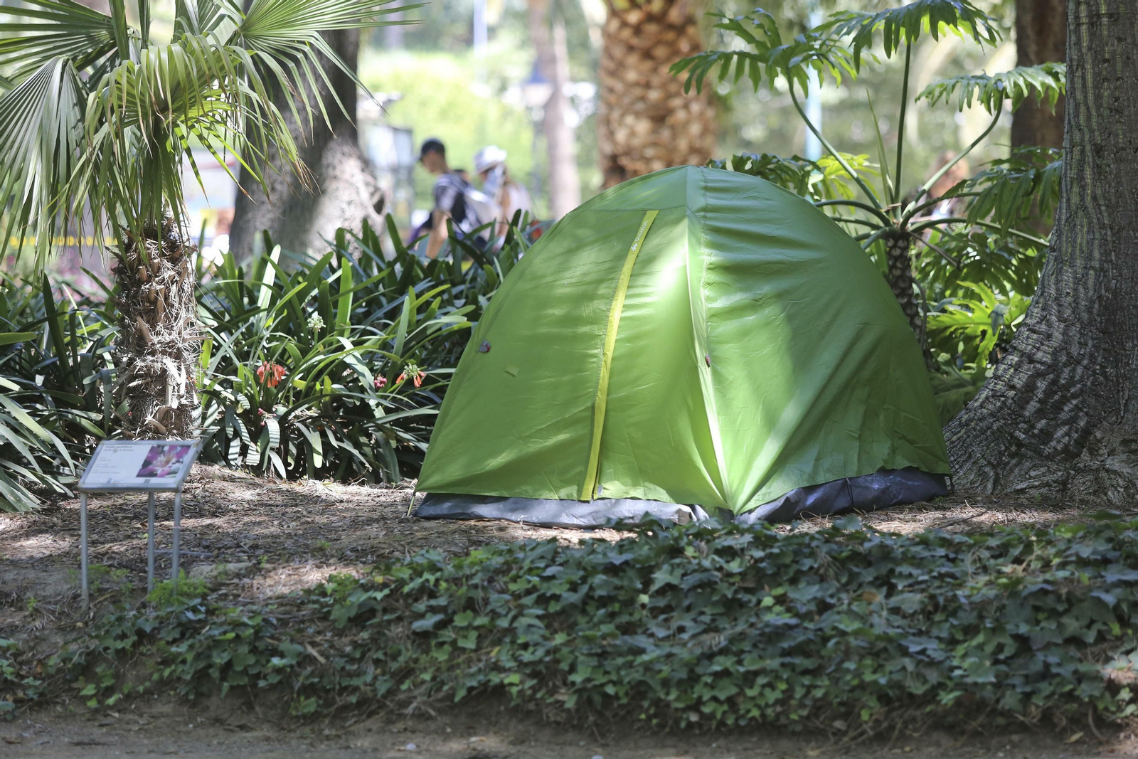 Fotos del  'camping' de los indigentes en el Parque de Málaga