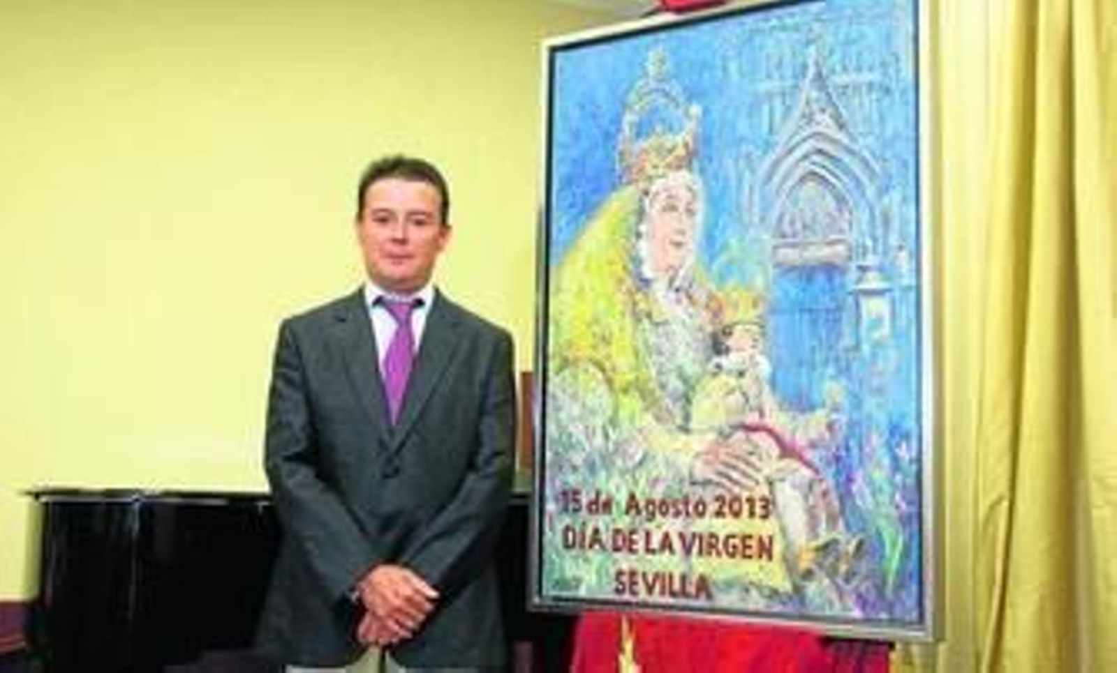 José Gómez de la Torre junto al cartel anunciador del Día de la Virgen.
