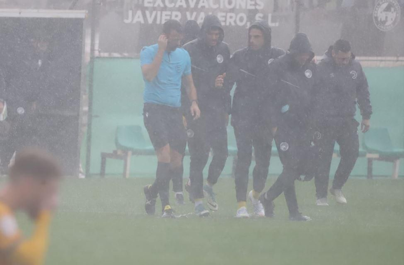 El colegiado García Manuel Gómez camina junto a varios suplentes de Unionistas