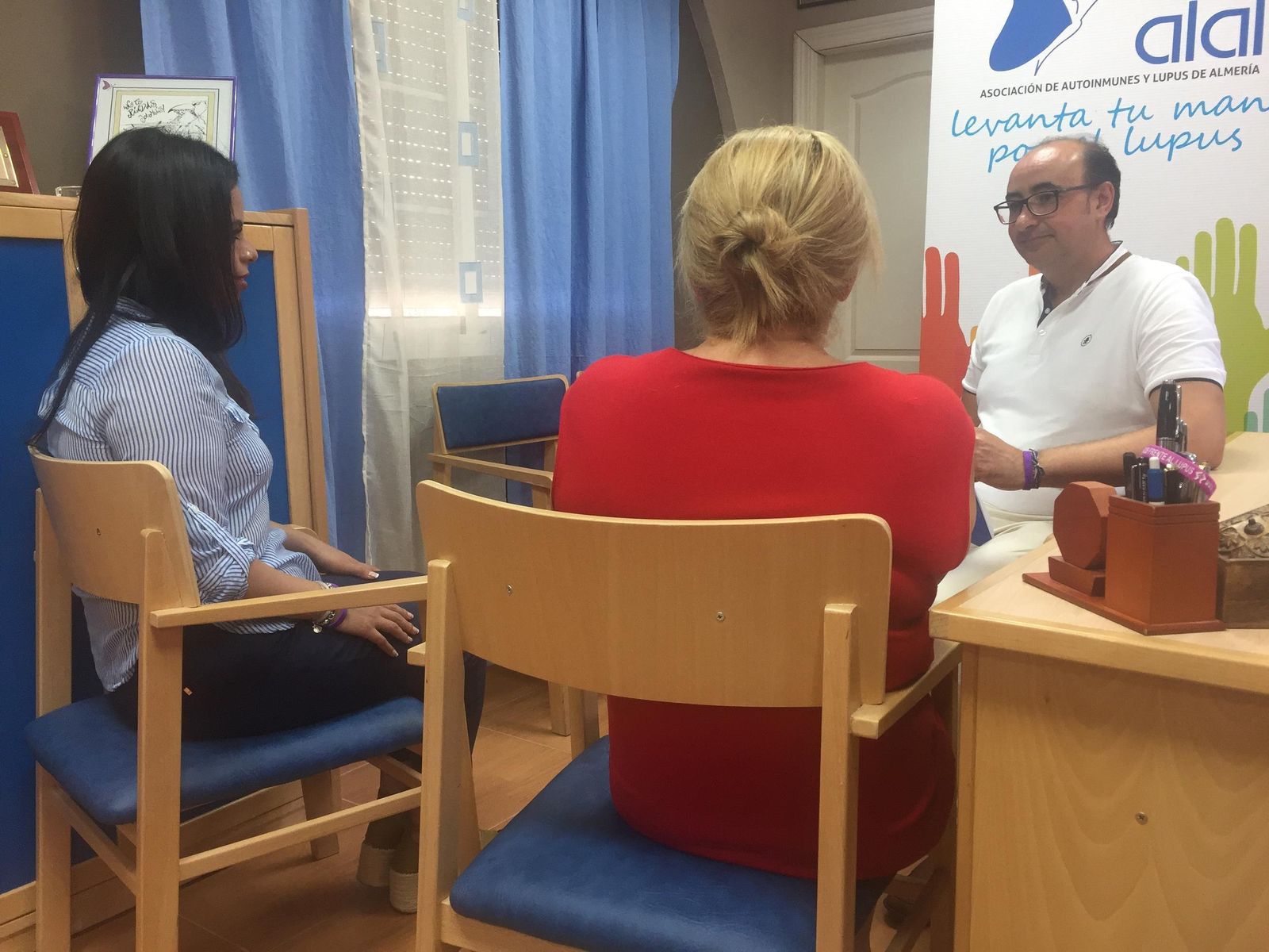 Dos afectadas reciben ayuda para prevenir la recaída de las enfermedades inmunes.