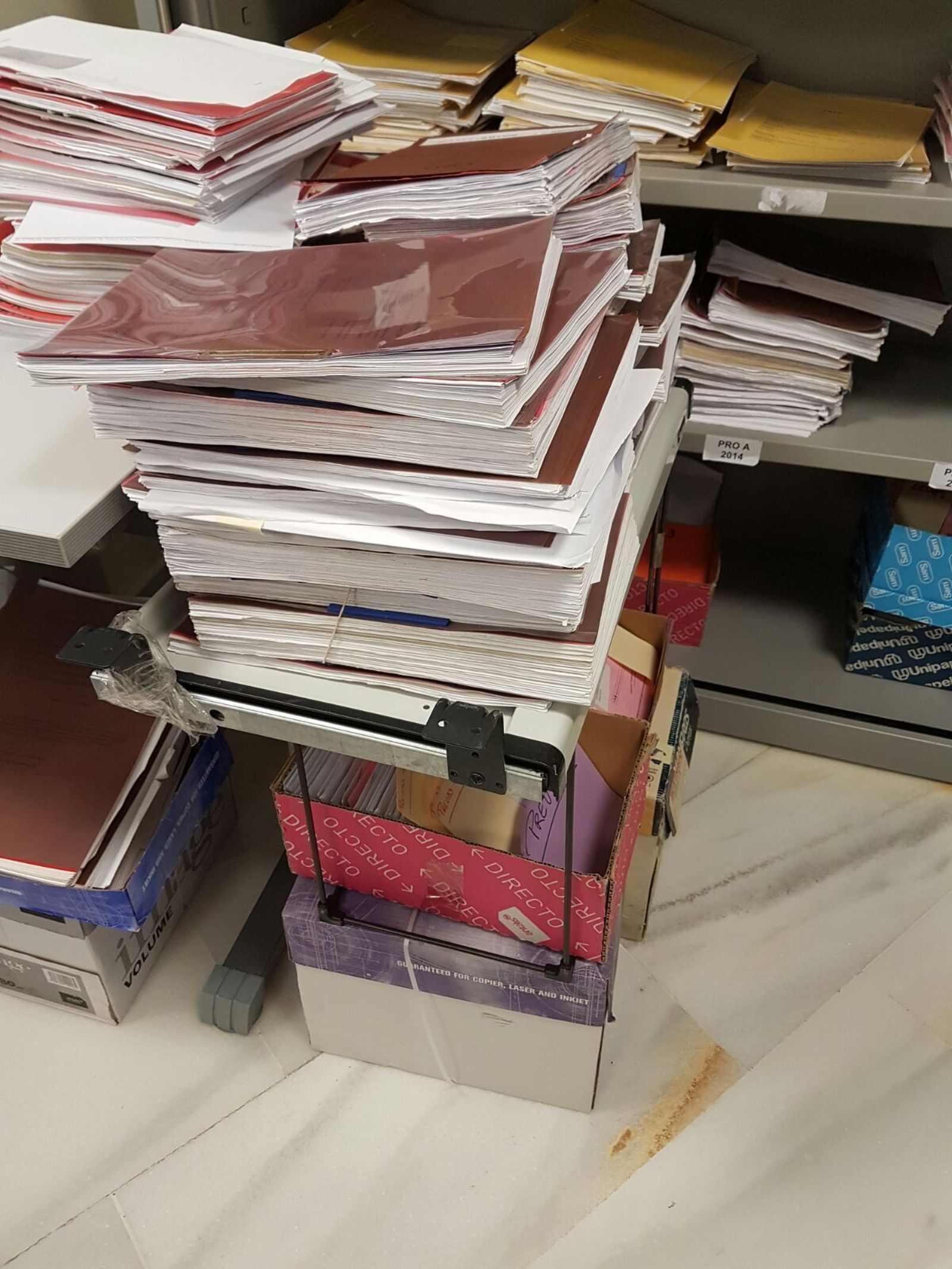 Los casos se acumulan por los suelos ante el retraso.