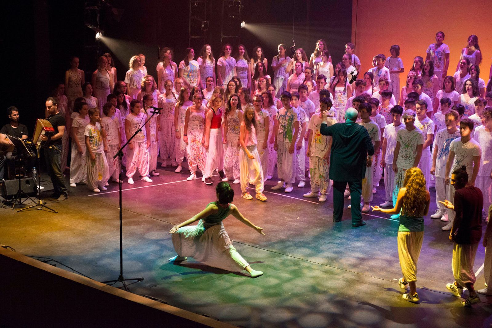 Una escena del espectáculo '2MUN2', del coro Crecer Cantando, Crecer Soñando.