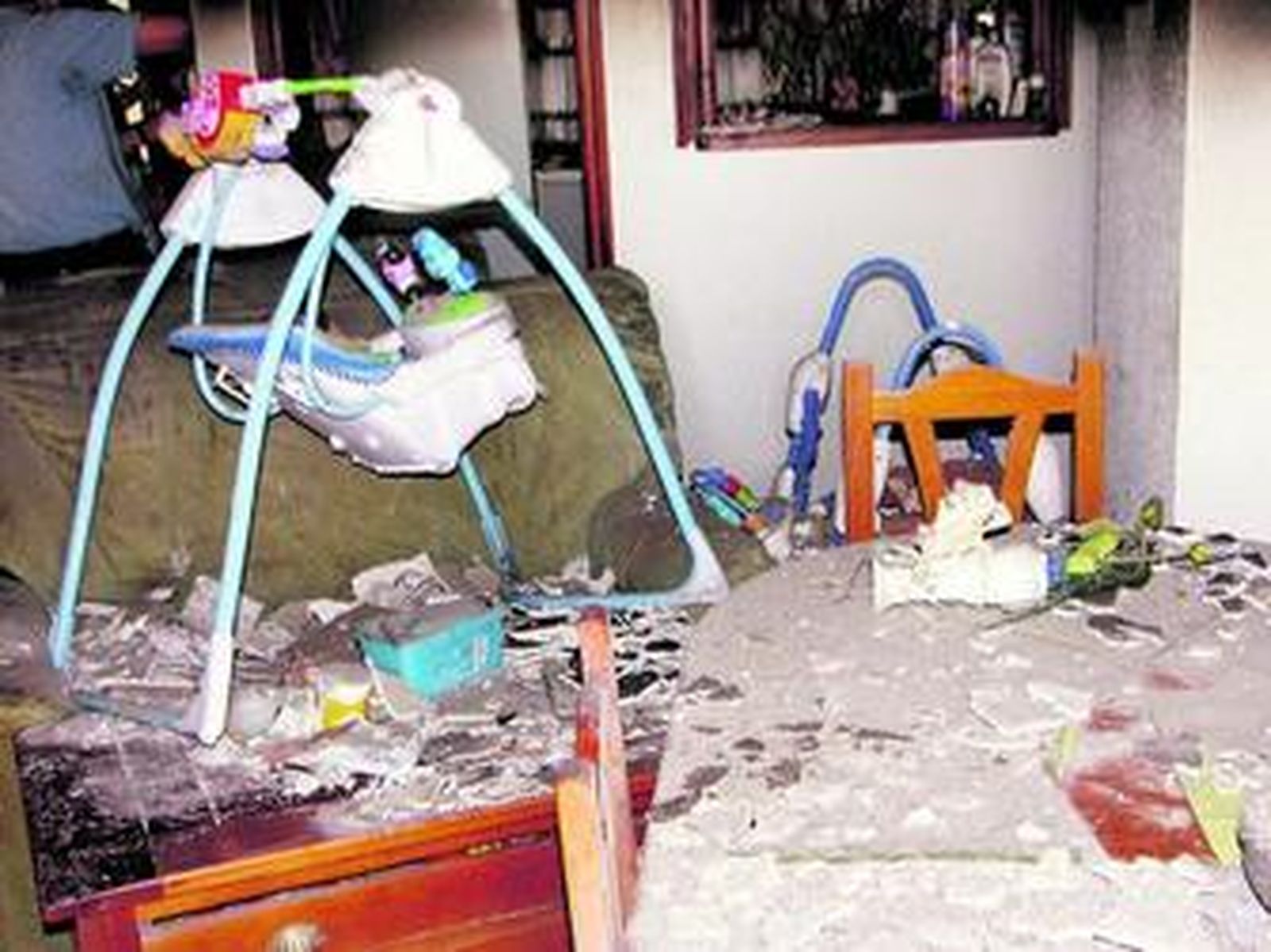 El balancín del bebé fue de los pocos objetos que se salvó de las llamas.