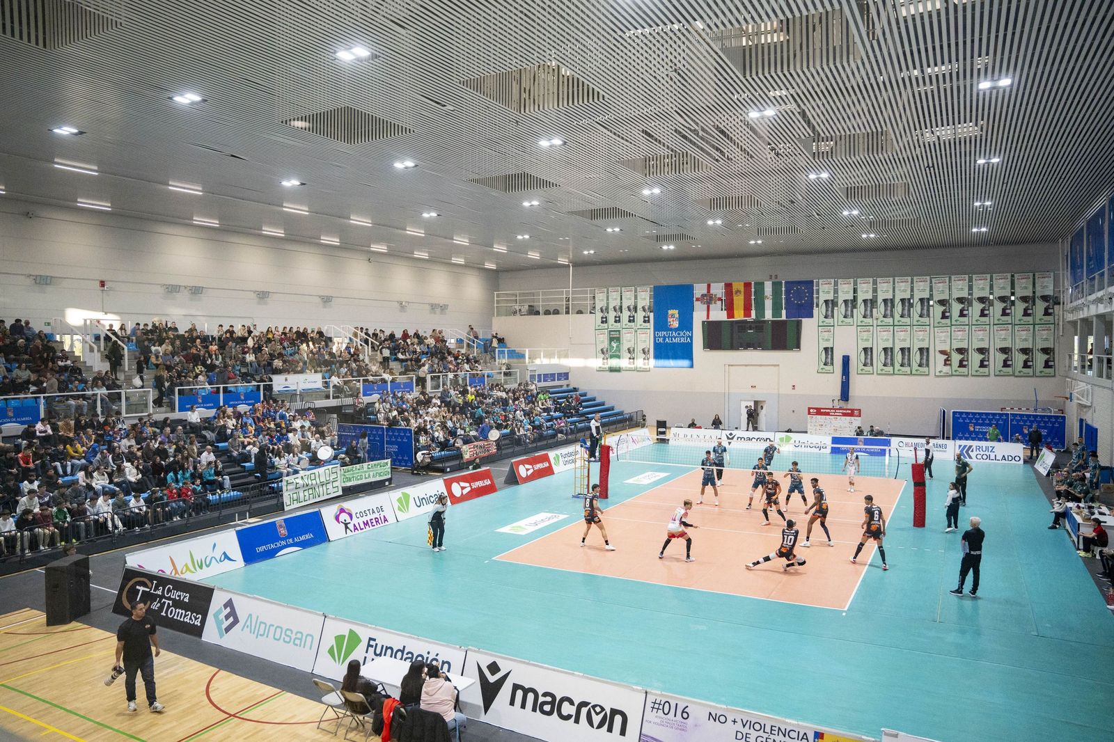 Las imágenes del partido entre Unicaja Costa de Almería y Pamesa Teruel de Superliga de voleibol
