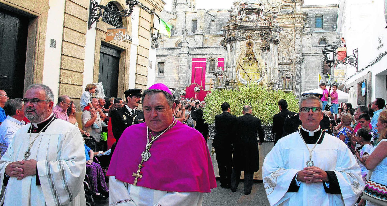 Una imagen retrospectiva de la salida de la Patrona con motivo del centenario de su coronación canónica, en 2016.