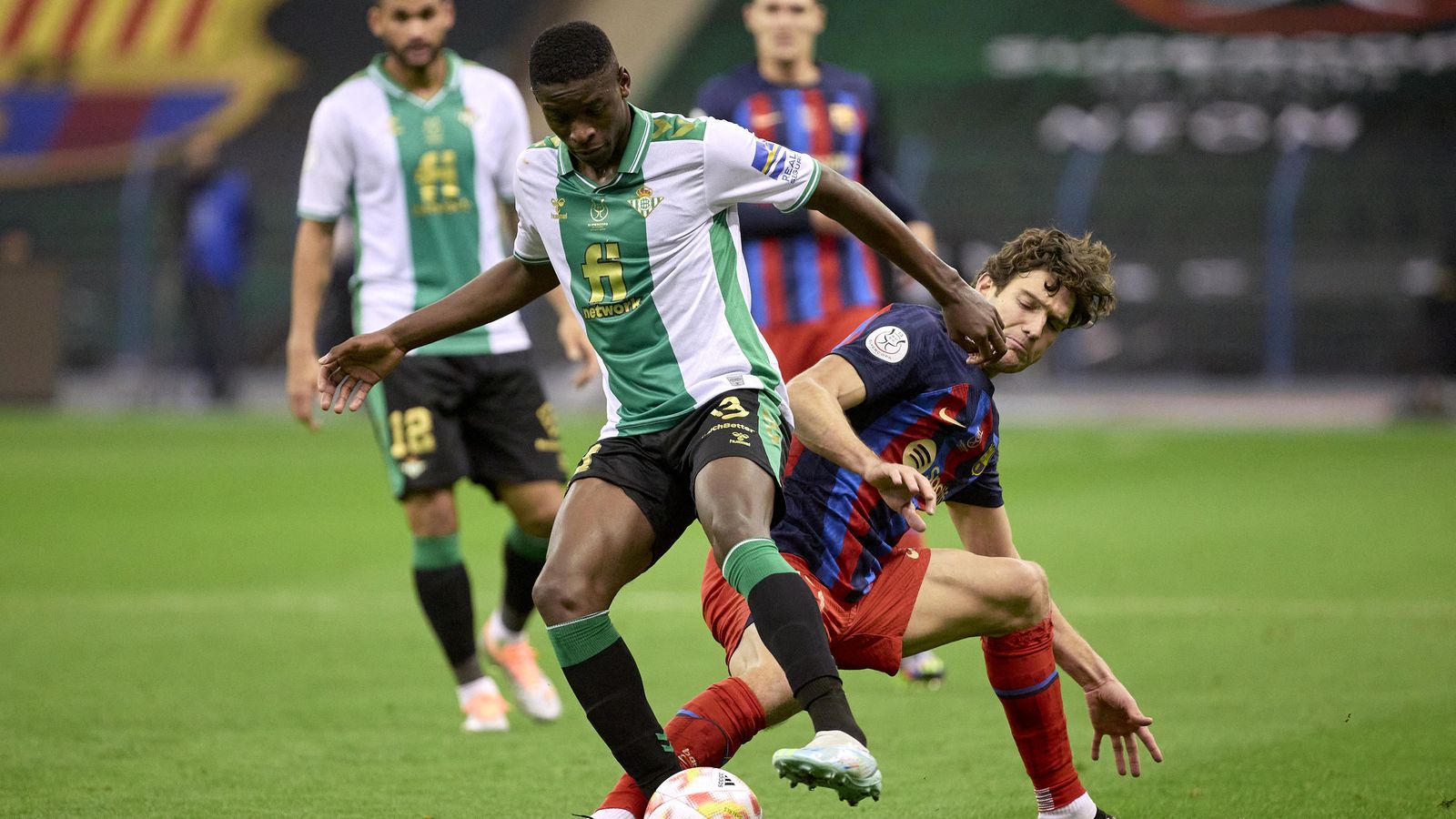 Luiz Henrique controla el balón ante Marcos Alonso en la jugada previa al 2-2.