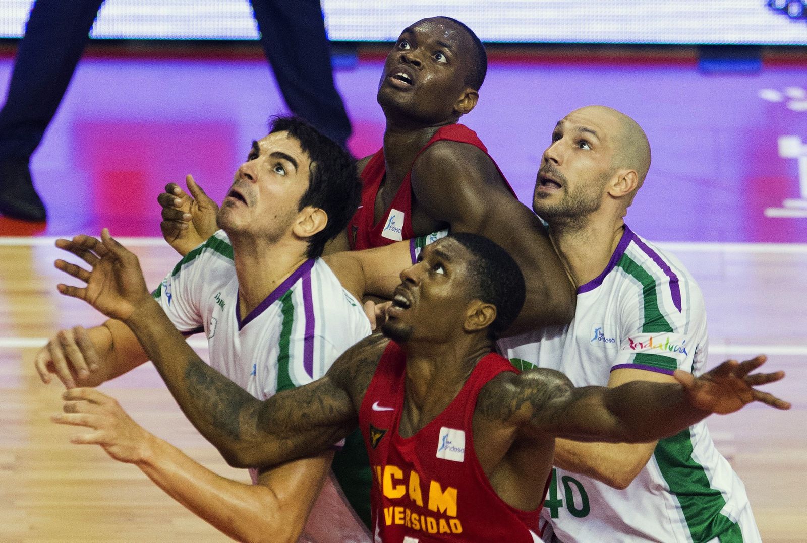 Imagen de la pelea por el rebote en el UCAM Murcia-Unicaja.