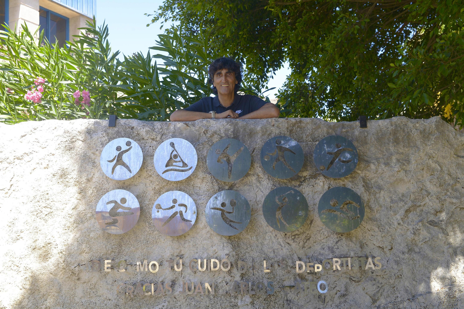 Javi Malla, sobre la piedra que sirve de homenaje a su gran amigo Juan Carlos Mateo