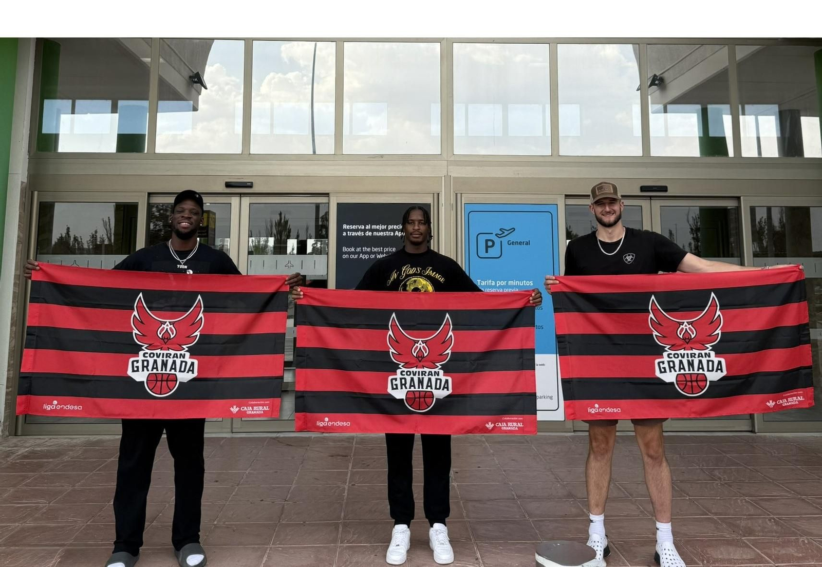 Babatunde Olumuyiwa, Travis Munnings y Zach Hankins en el Aeropuerto Federico García Lorca.