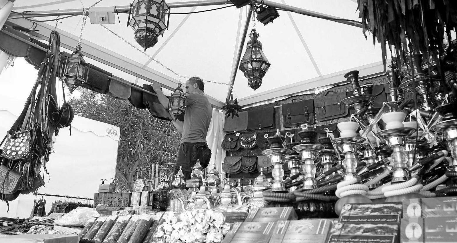 Un puesto de artesanía en una feria de muestras celebrada en Chiclana.