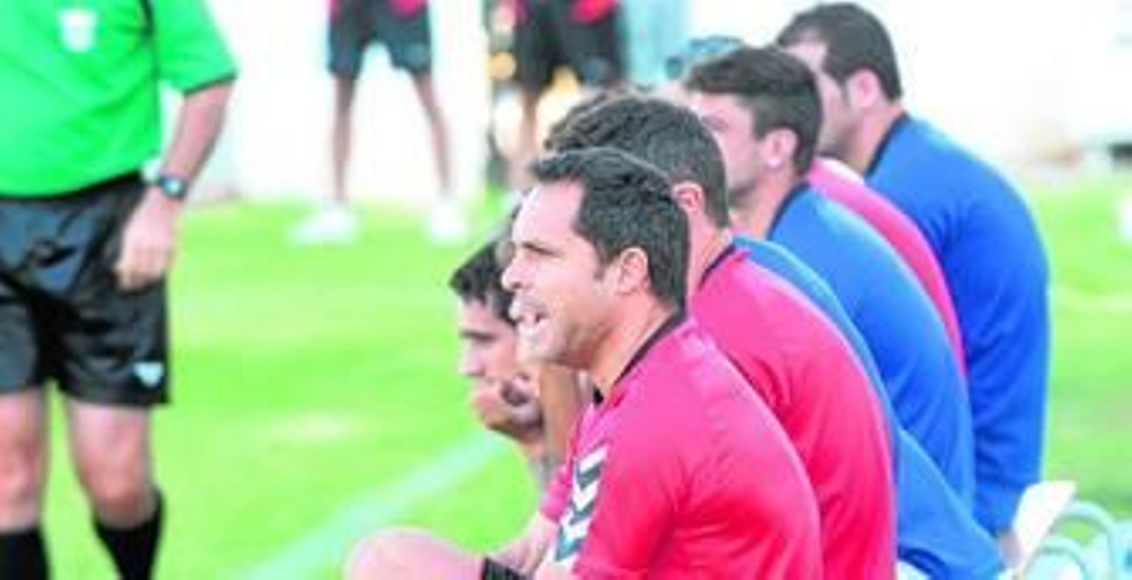 Sergi Barjuan da instrucciones a su equipo durante el primer amistoso de la pretemporada disputado el pasado jueves.