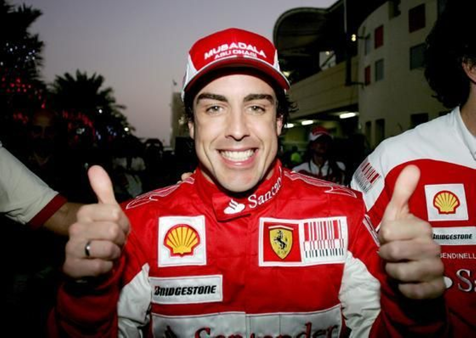 Fernando Alonso gana su primera carrera como piloto de Ferrari en Bahrein. / EFE