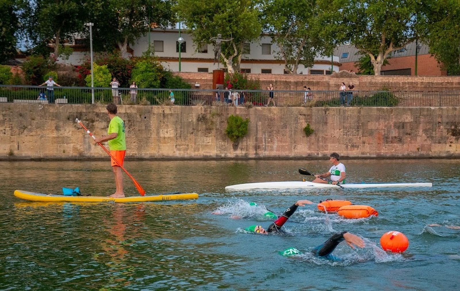 Triatlón a lo largo del Guadalquivir a beneficio de la Fundación Vicente Ferrer