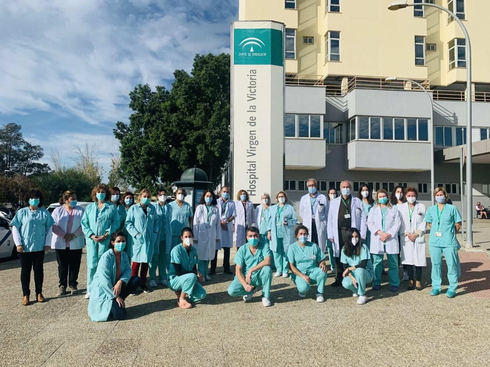Parte del equipo del Servicio de Microbiología del Clínico con el gerente del hospital.