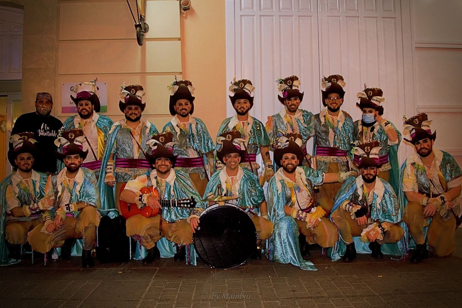 La comparsa 'La imborrable', a las puertas del Gran Teatro.