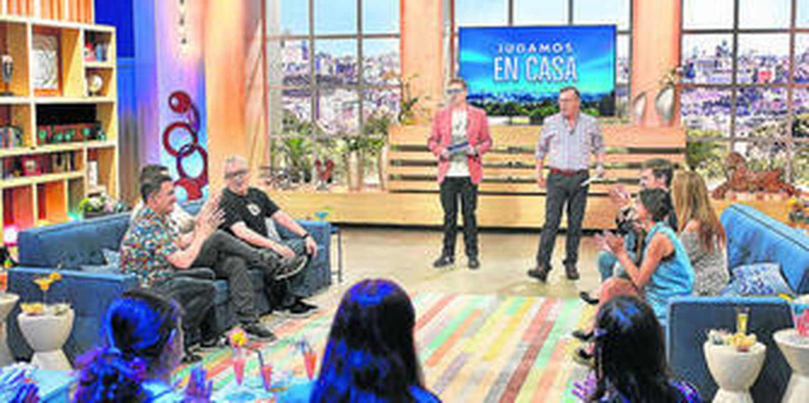 El plató de 'Jugamos en casa',  con Los Morancos y sus concursantes, cuatro famosos y dos anónimos.