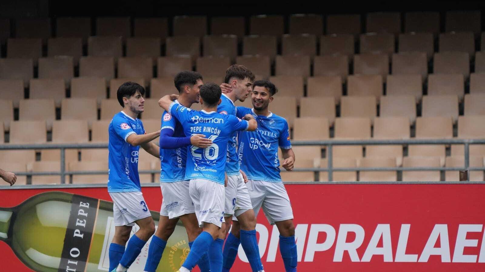 Los jugadores azulinos acuden a abrazar a Friaza tras el 1-0.