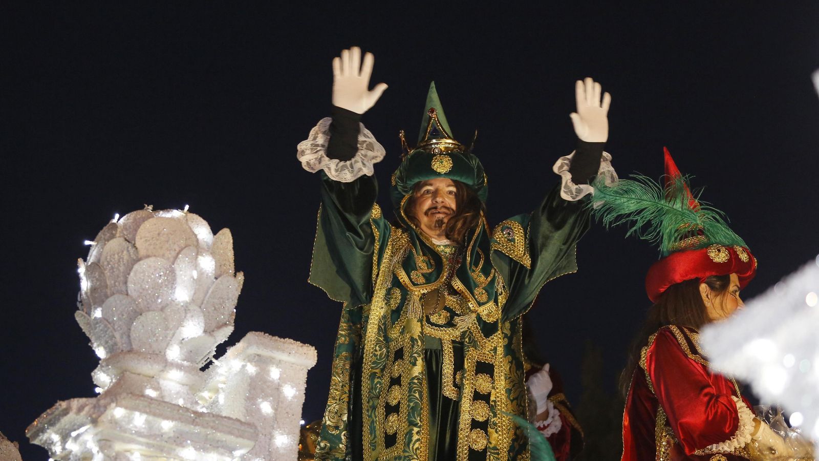 Gaspar saluda desde la carroza.