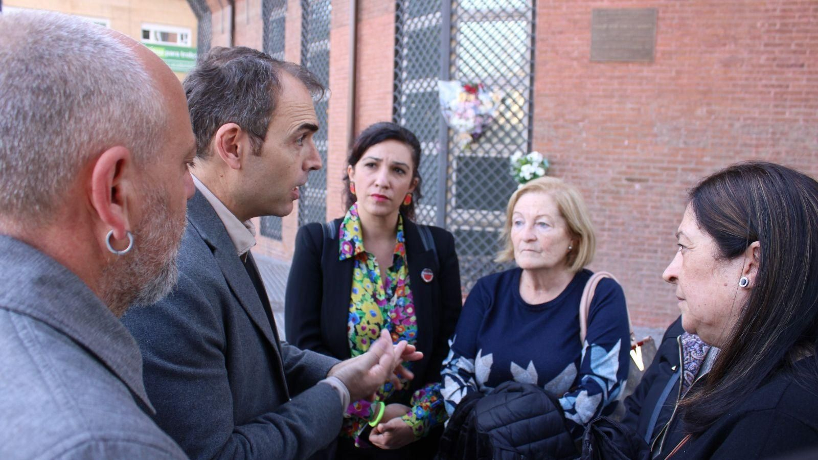 La familia de Caparrós junto a Toni Morillas, portavoz de Con Málaga