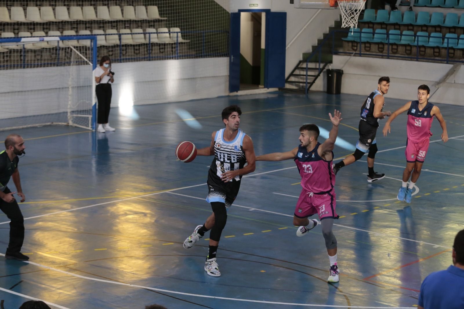 Espadiña sube el balón durante el encuentro de este sábado en Jerez