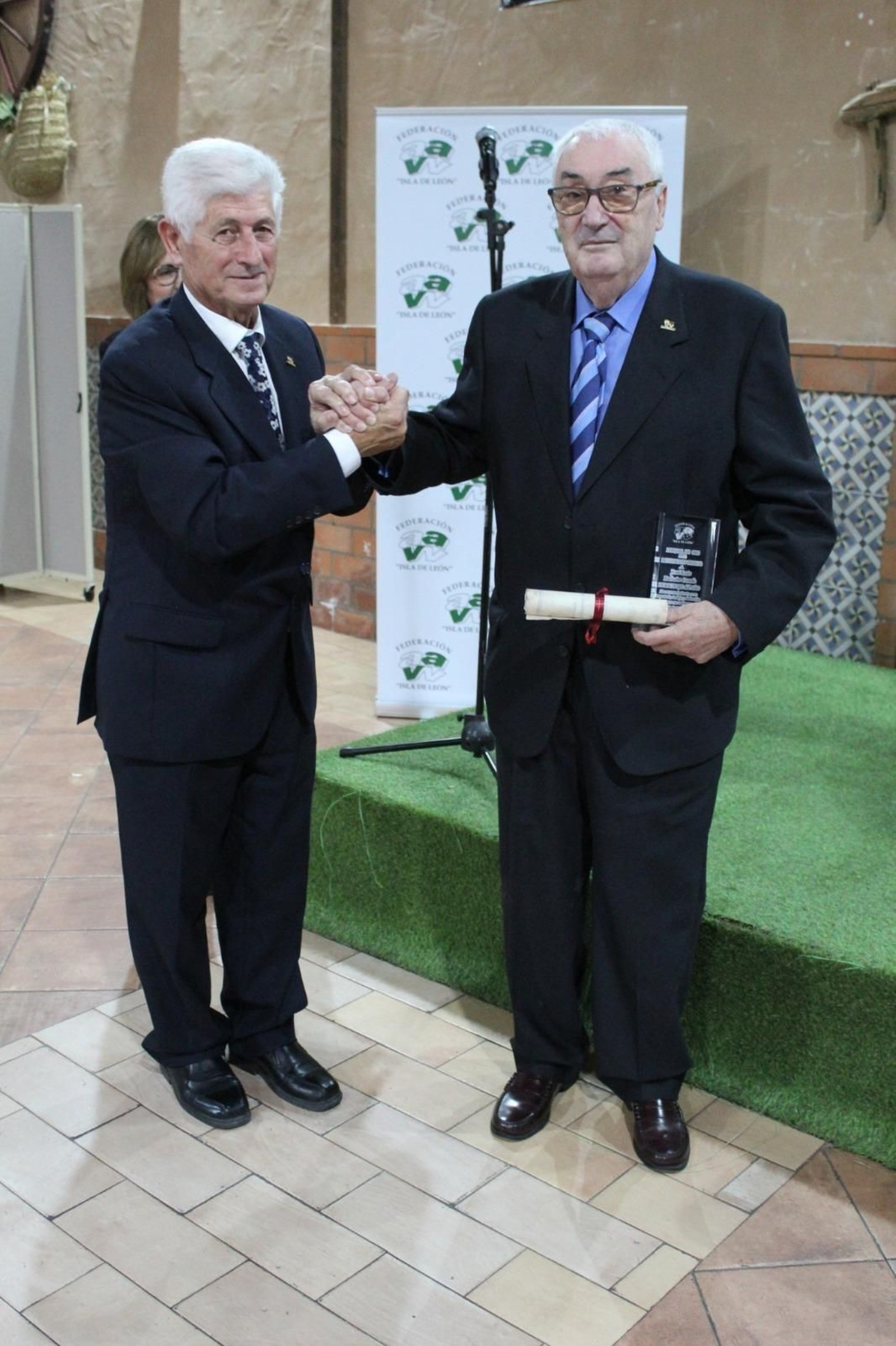 Entrega de la insignia de oro de la federación de vecinos Isla de León.