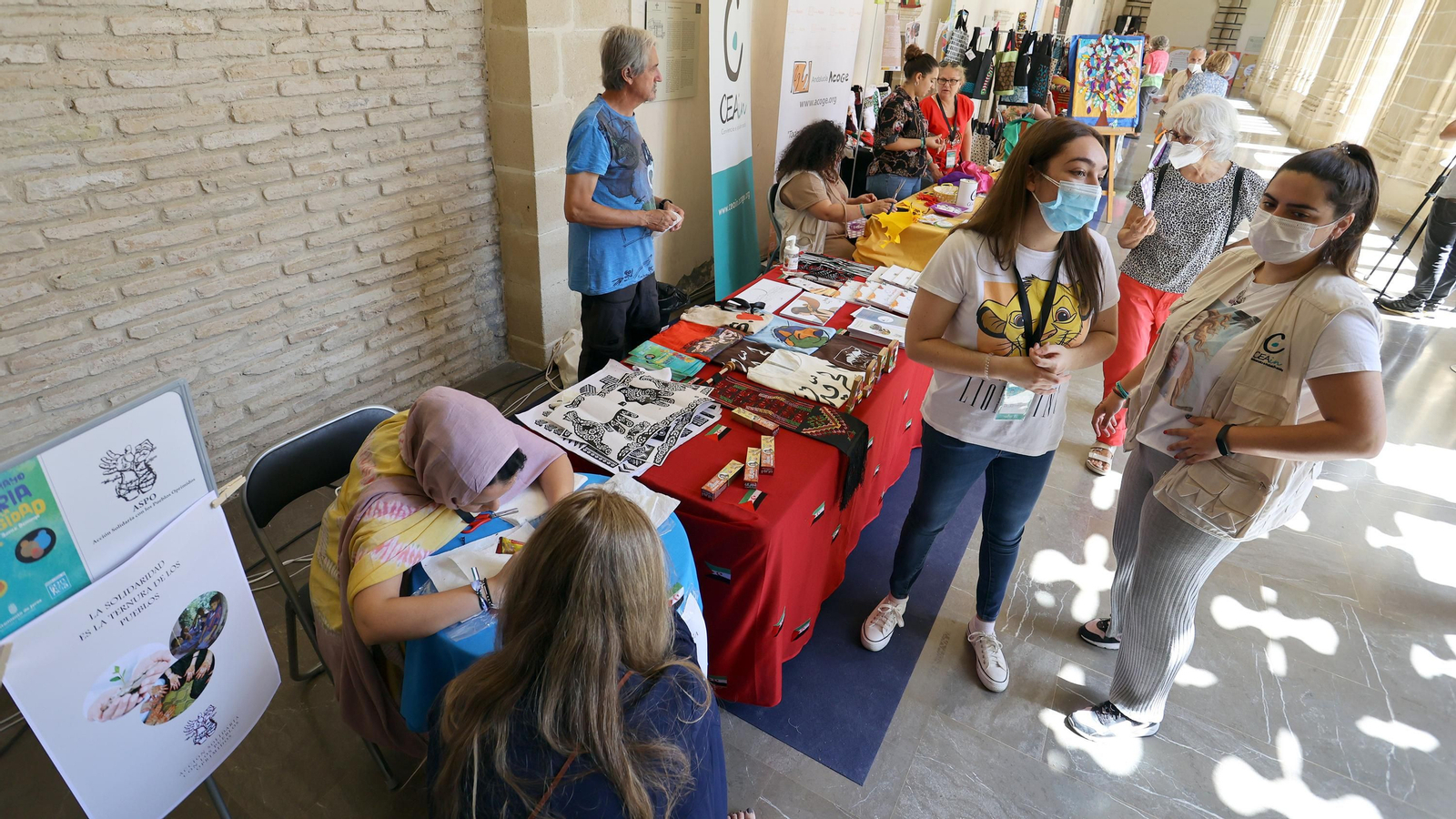 Imágenes de la Feria de la Diversidad en Los Claustros de Santo Domingo