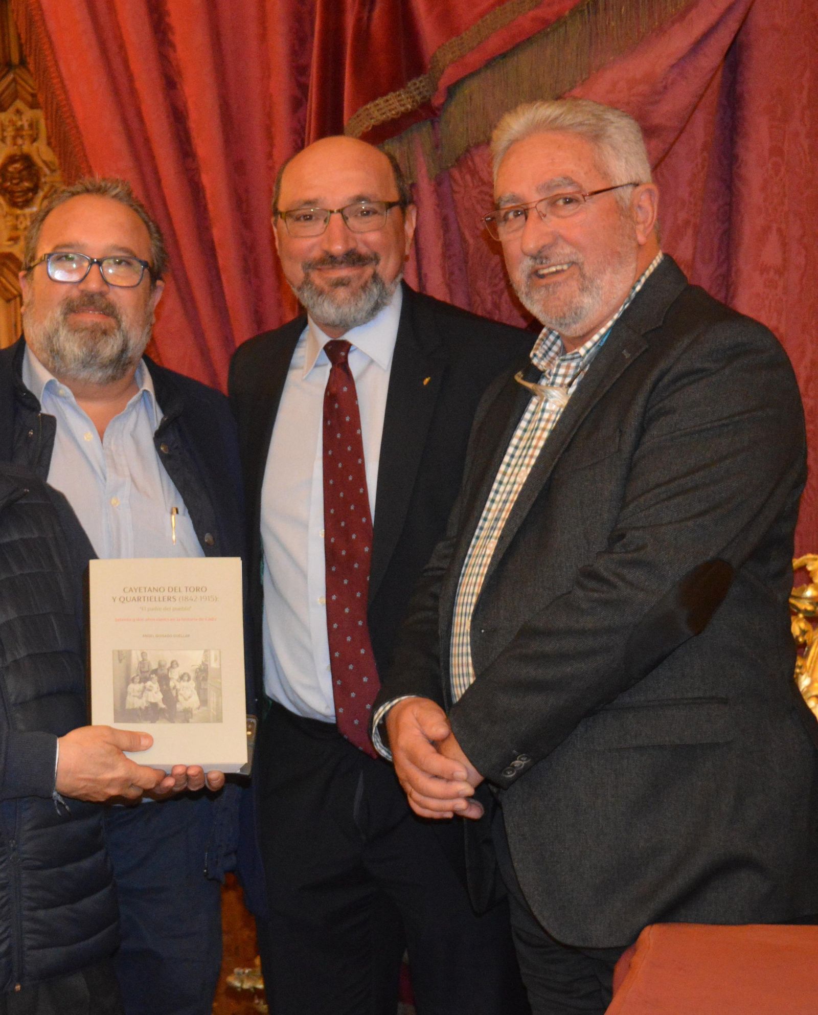 El autor del libro, Ángel Guisado, con Manolo Garrido y Joaquín Fernández Repeto.