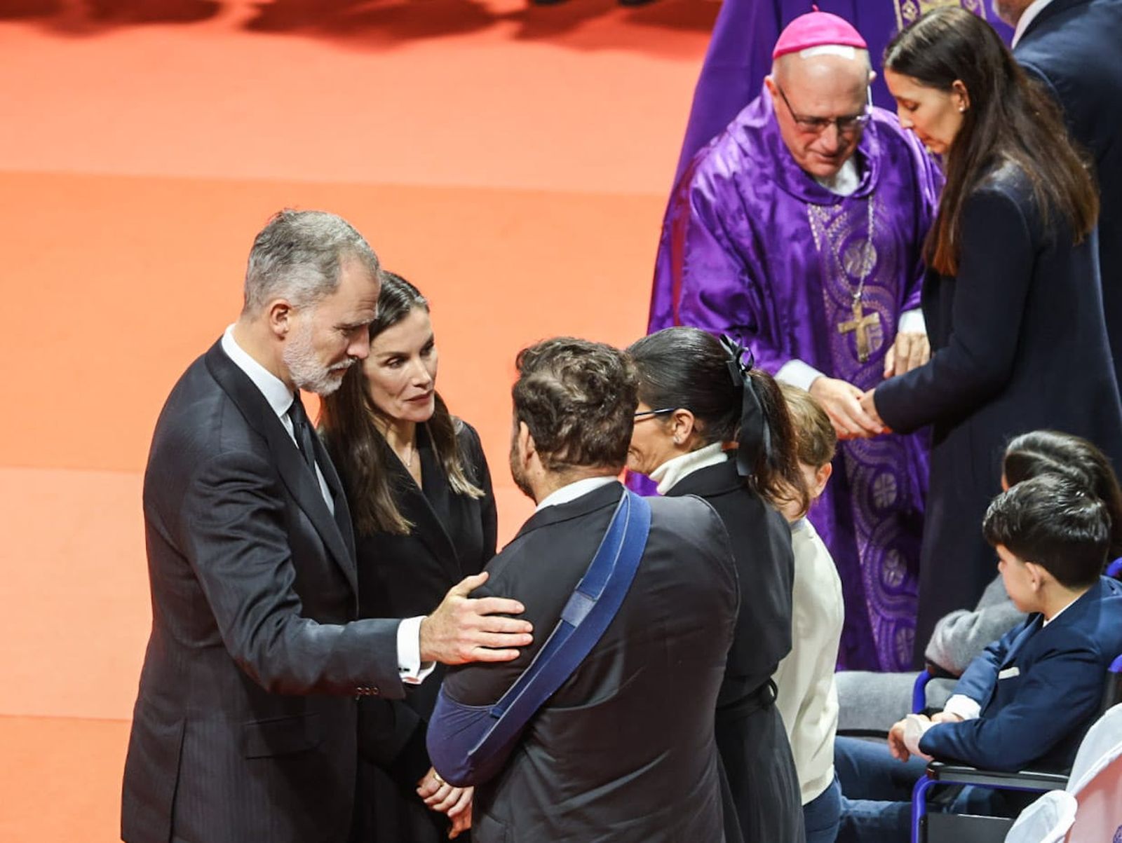 Los reyes Felipe VI y Letizia durante una conversación con una de las familias afectadas por la tragedia de Adamuz, tras la Misa funeral en el Palacio de Deportes Carolina Marín.
