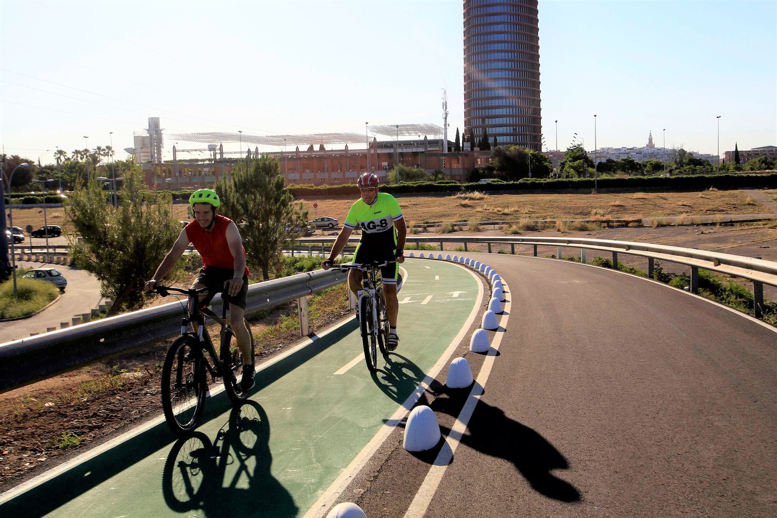 El carril bici que discurre por el puente de la Señorita conectará con el nuevo carril bici.